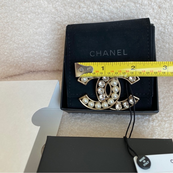 Chanel Pearl and Crystal brooch, gold tone - Picture 9 of 14